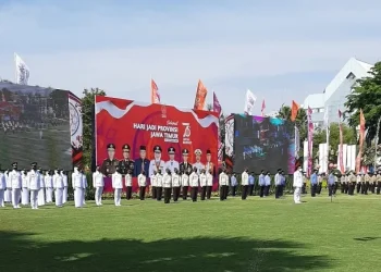 Suasana upacara peringatan HUT Provinsi Jawa Timur ke-76 yang diselenggarakan di gedung negara Grahadi Surabaya, Rabu (13/10/2021).