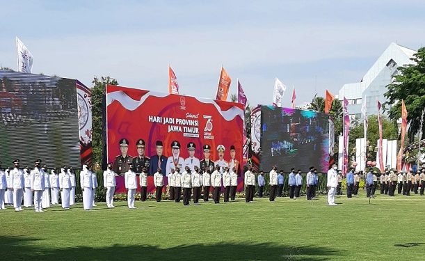 Suasana upacara peringatan HUT Provinsi Jawa Timur ke-76 yang diselenggarakan di gedung negara Grahadi Surabaya, Rabu (13/10/2021).