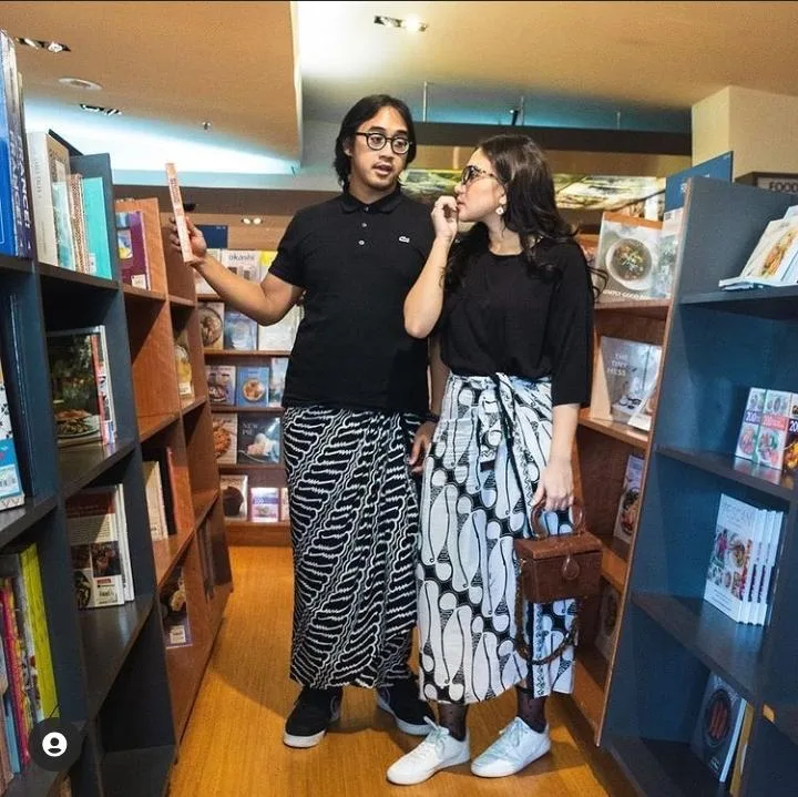 Presenter Danang memadukan kaos hitam, bawahan kain batik, dan sneakers yang ciamik abis.