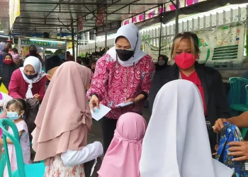 Wali Kota Batu Dewanti Rumpoko bersama para PKL di Alun-Alun Kota Batu saat berbagi rezeki kepada ratusan anak yatim piatu, Senin (18/10/2021)