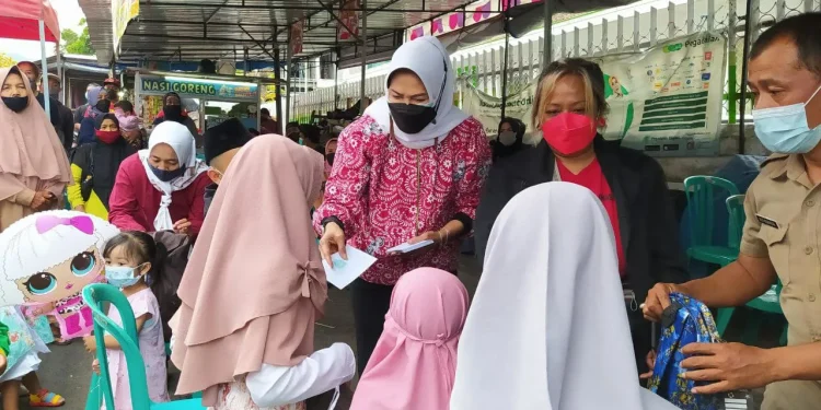 Wali Kota Batu Dewanti Rumpoko bersama para PKL di Alun-Alun Kota Batu saat berbagi rezeki kepada ratusan anak yatim piatu, Senin (18/10/2021)