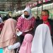 Wali Kota Batu Dewanti Rumpoko bersama para PKL di Alun-Alun Kota Batu saat berbagi rezeki kepada ratusan anak yatim piatu, Senin (18/10/2021)