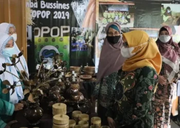 Bupati Blitar, Hj Rini Syarifah, saat membuka acara Dialog Kopilaborasi Sambang Pesantren yang diadakan di Ponpes Mamba'ul Hisan Blitar (28/09/2021)/tugu malang