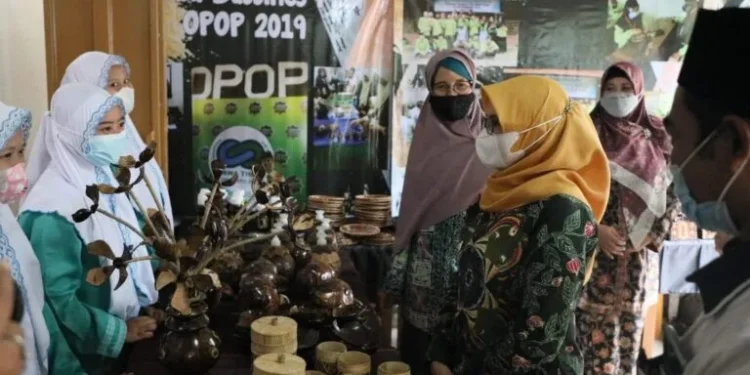 Bupati Blitar, Hj Rini Syarifah, saat membuka acara Dialog Kopilaborasi Sambang Pesantren yang diadakan di Ponpes Mamba'ul Hisan Blitar (28/09/2021)/tugu malang