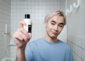 Ilustrasi produk skincare khusus pria.