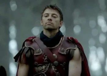 Caligula (Ido Drent), dalam serial Netflix Roman Empire: The Mad Emperor/tugu malang