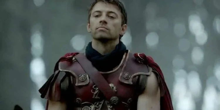 Caligula (Ido Drent), dalam serial Netflix Roman Empire: The Mad Emperor/tugu malang