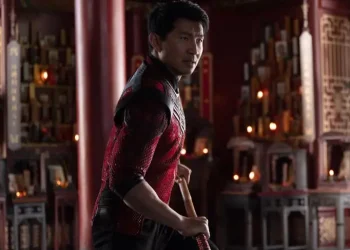 Shang-Chi (Simu Liu) dalam adegannya di film ‘Shang-Chi and the Legend of the Ten Rings’/tugu malang