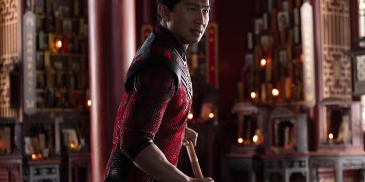Shang-Chi (Simu Liu) dalam adegannya di film ‘Shang-Chi and the Legend of the Ten Rings’/tugu malang
