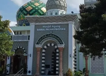 Masjid Agung Darul Falah Kabupaten Pacitan sebagai objek wisata religi/tugu malang