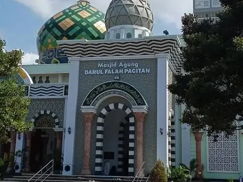 Masjid Agung Darul Falah Kabupaten Pacitan sebagai objek wisata religi/tugu malang
