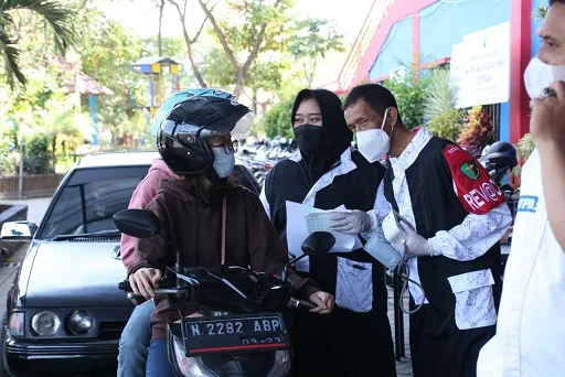 Reffanka menjalani vaksinasi drive thru di halaman Stadion Gajayana Malang