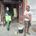 Murwati Handayani, relawan ODGJ, ketika menyambangi Bambang, ODGJ yang tinggal di gedung tua di depan SMAN Punung Kabupaten Pacitan. (Foto: Risma Wigati/Tugu Malang)