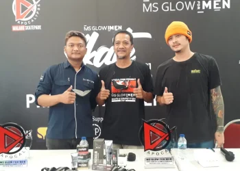 Owner Apocalypse Skatepark Malang, Herru Tri Cahyono (tengah) mebeberkan rencana penyelenggaraan kompetisi skaters./tugu malang