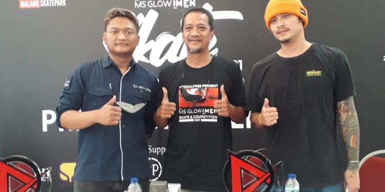 Owner Apocalypse Skatepark Malang, Herru Tri Cahyono (tengah) mebeberkan rencana penyelenggaraan kompetisi skaters./tugu malang