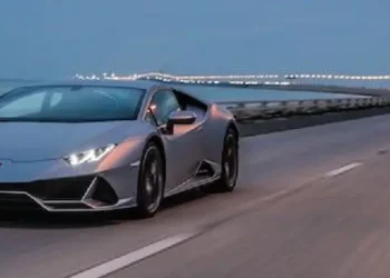 Lamborghini Huracan Evo yang melintas di jalan raya./tugu malang