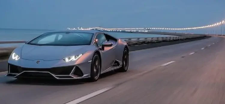 Lamborghini Huracan Evo yang melintas di jalan raya./tugu malang