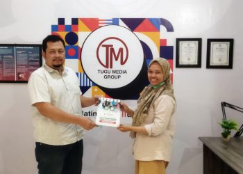Kepala SMA Pengusaha Sumberpucung Lu'lu'il Maknun SE ME memberikan cenderamata kepada CEO Tugu Media Group Irham Thoriq pada Kamis (07/10/2021)/tugu malang