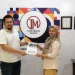 Kepala SMA Pengusaha Sumberpucung Lu'lu'il Maknun SE ME memberikan cenderamata kepada CEO Tugu Media Group Irham Thoriq pada Kamis (07/10/2021)/tugu malang