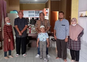 Trilis Agung Rudy Hermawan dan keluarga bersama Dr Aqua Dwipayanan./tugu malang