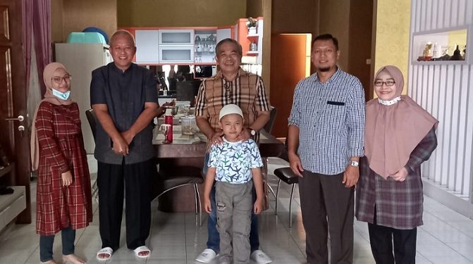 Trilis Agung Rudy Hermawan dan keluarga bersama Dr Aqua Dwipayanan./tugu malang