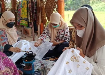 Peserta festival di kampung budaya