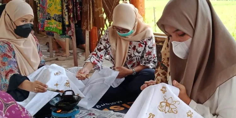 Peserta festival di kampung budaya