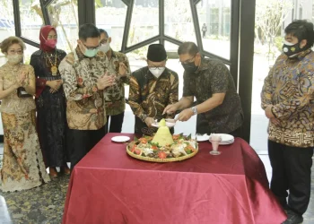 Sutiaji saat menerima potongan tumpeng pada peresmian opening hotel Grand Mercure