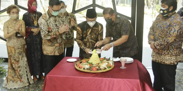 Sutiaji saat menerima potongan tumpeng pada peresmian opening hotel Grand Mercure