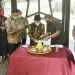 Sutiaji saat menerima potongan tumpeng pada peresmian opening hotel Grand Mercure