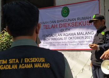 Juru sita Pengadilan Agama Malang saat eksekusi riil (pengosongan) sebuah rumah senilai Rp 1,9 miliar hasil sengketa waris di Kota Batu, pada Jumat (1/10/2021). Foto: Ulul Azmy