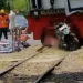 Gerbong Lokomotif di Comboran Gilas Motor Parkir Sembarangan di Atas Rel
