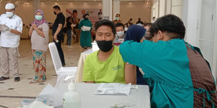 Warga Kota Malang menjalani vaksinasi COVID-19 yang digelar DPC Gerindra Kota Malang. Foto: M Sholeh