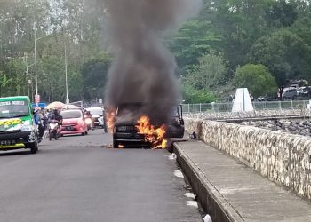 Kebakaran mobil di Bendungan Karangkates, Kabupaten Malang. Foto: Damkar Kabupaten Malang