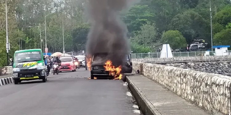 Kebakaran mobil di Bendungan Karangkates, Kabupaten Malang. Foto: Damkar Kabupaten Malang
