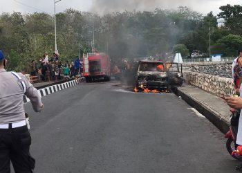 Kebakaran mobil di Bendungan Karangkates, Kabupaten Malang. Foto: Damkar Kabupaten Malang