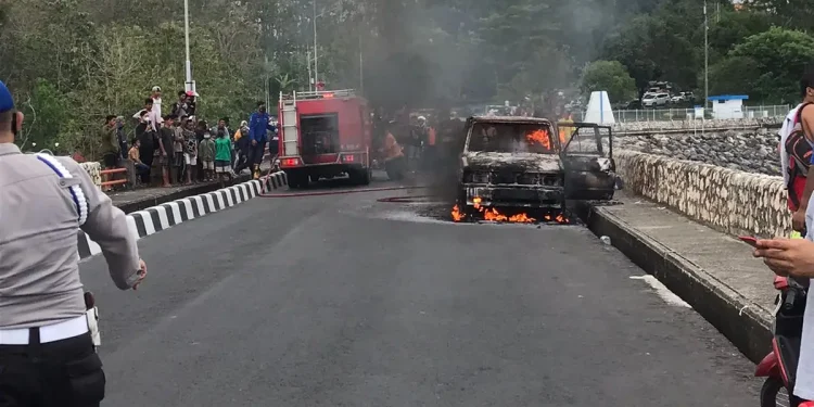 Kebakaran mobil di Bendungan Karangkates, Kabupaten Malang. Foto: Damkar Kabupaten Malang