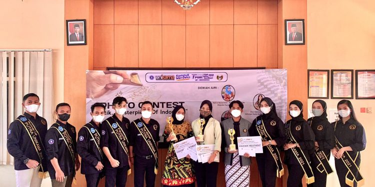Putra Putri Kampus Unikama bersama para pemenang Photo Contest dalam peringatan Hari Batik Nasional. Foto: dok