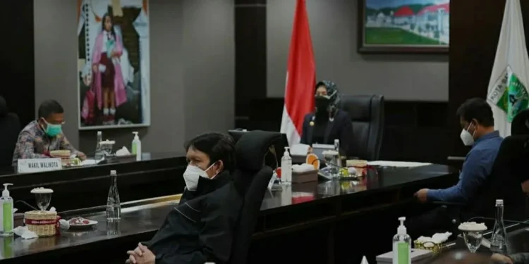 Wali Kota Batu, Dewanti Rumpoko memaparkan target pendapatan daerah Kota Batu 2021. Foto: Prokopim KWB