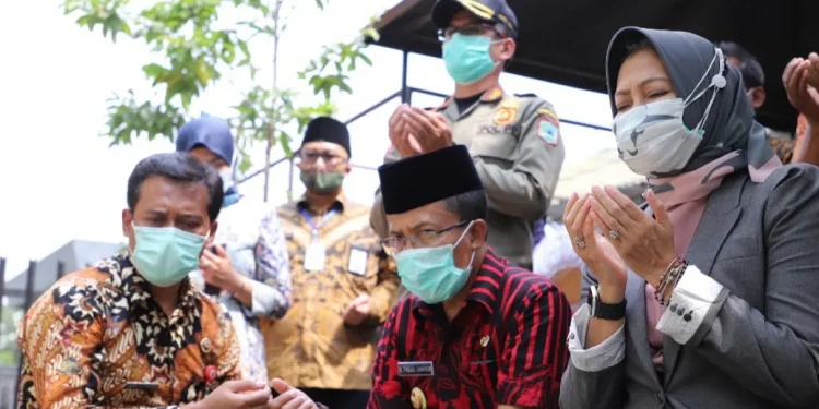 Wali Kota Batu, Dewanti Rumpoko bersama Wakil Wali Kota Batu, Punjul Santoso saat ziarah makam tokoh bedah karawang pada tahun 2020 lalu. Foto: Prokopim KWB