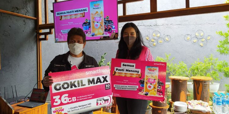 Regional Head Smartfren South East, Edward Bambang mengenalkan paket internet baru yakni Gokil Max, kuota hingga 36 GB dengan harga terjangkau. Foto: Ulul Azmy