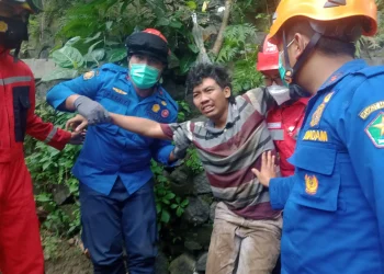 kabur - Kabur Usai Tabrak Tiang Listrik, Sopir Mobil Boks Terkapar di Tepi Sungai