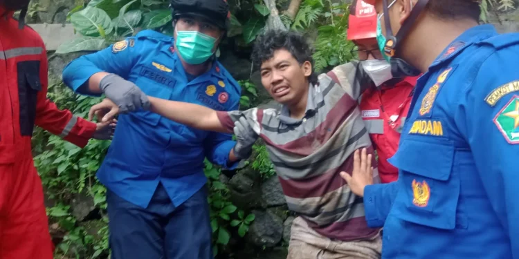 kabur - Kabur Usai Tabrak Tiang Listrik, Sopir Mobil Boks Terkapar di Tepi Sungai