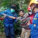 kabur - Kabur Usai Tabrak Tiang Listrik, Sopir Mobil Boks Terkapar di Tepi Sungai