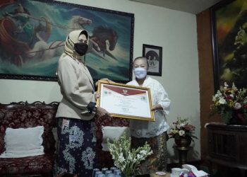 Wali Kota Batu, Dewanti Rumpoko memberikan penghargaan kepada Maestro Batik, Lina Santoso, di kediamannya. Foto: Prokopim KWB