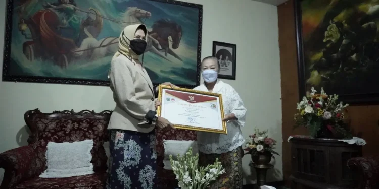 lina - Maestro Batik, Lina Santoso Dapat Penghargaan dari Dewanti