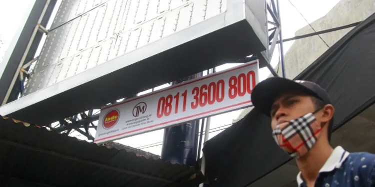 Logo Jade Indopratama berjejer dengan logo Tugu Media Group di bawah papan billboard. Foto: Rubianto