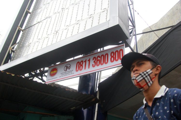 Logo Jade Indopratama berjejer dengan logo Tugu Media Group di bawah papan billboard. Foto: Rubianto