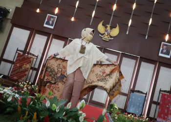 Wali Kota Batu, Dewanti Rumpoko turut serta unjuk diri di atas catwalk dalam ajang Fashion Show Contest Batik untuk kepala OPD Pemkot Batu, pada Kamis (7/10/2021). Foto: Diskominfo Kota Batu