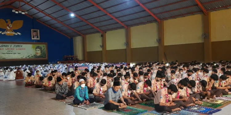 siswa - Bentuk Karakter Siswa, SMAN 1 Turen Gelar Jumat Berkah
